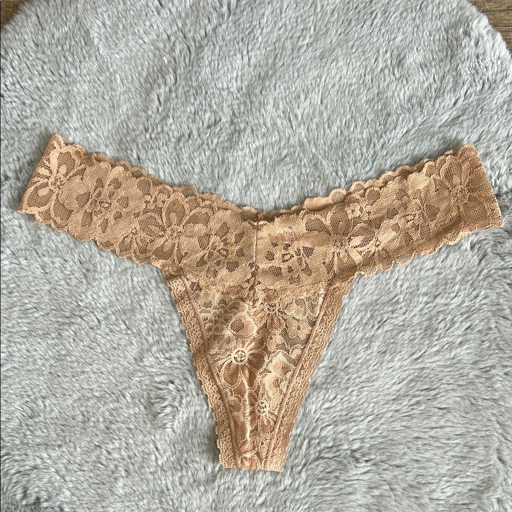 Victoria's Secret Lace Thong Panty M